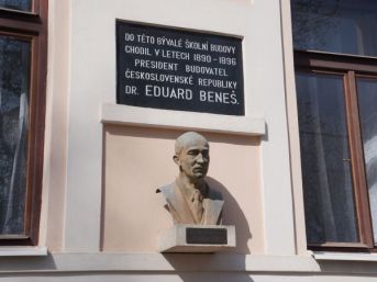 pamětní deska s bustou Dr. Edvard Beneš