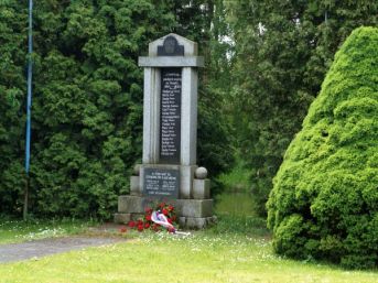 pomník padlých WWI i II, Dnešice