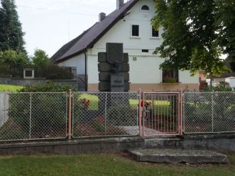 pomník padlých WWI i II, Měčín